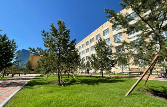 АШУҮИС-ийн гаднах талбайг цэцэрлэгт хүрээлэн болгож тохижуулжээ