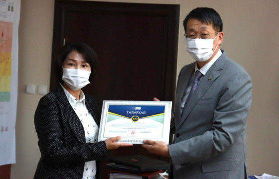  Амны хаалт оёж, сурагчдадаа тараасан багшид урамшуулал олголоо