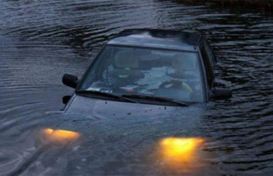 Машинтайгаа живсэн эмэгтэйн цогцосыг голоос гаргажээ