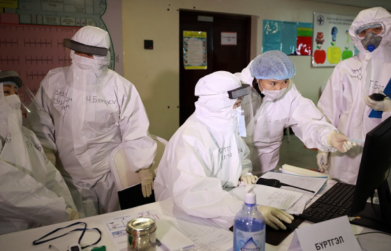 Эмнэлгийн ажилчдын цалинг хоёр дахин нэмэхийг шаардаж байна