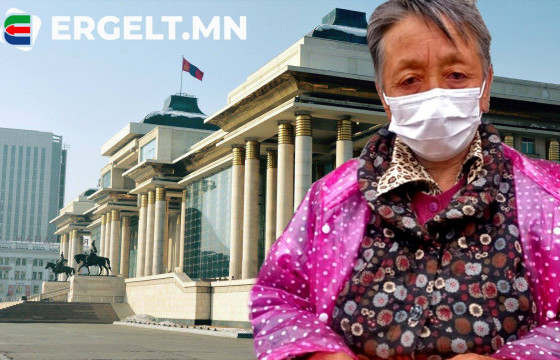 Төрийн ордны баруун хаалганы үүдэнд сууж байсан С.Цэвээнийг Х.Нямбаатар сайд хүлээн авч, уулзаж байна