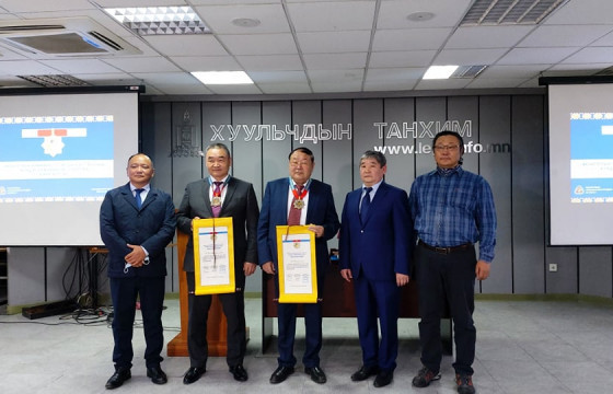 Монголын Кримнологичдын холбооноос “Хүндэт ерөнхийлөгчийн од” шагнал гардууллаа