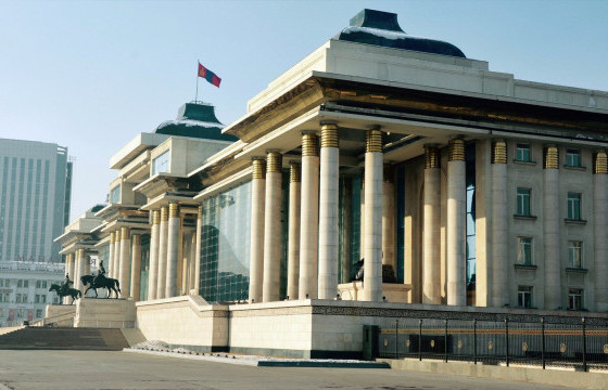 Үндэсний их баяр наадмыг эсэргүүцсэн иргэд Сүхбаатарын талбайд цугларлаа