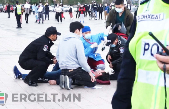 Коронавирусийн халдвар авсан иргэн Сүхбаатарын талбайд ирж, эсэргүүцлээ илэрхийллээ