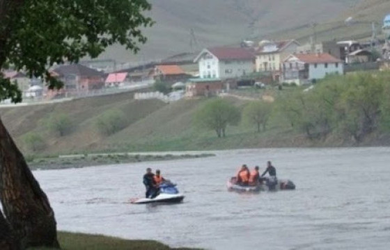 Гурван хүн гол гаталж байгаад нэг нь живж, амиа алджээ