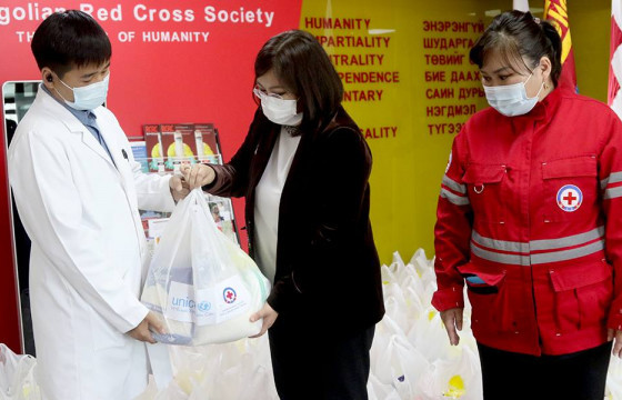 Эрүүл мэндийн салбарын 232 эмч, ажилтанд хүнсний дэмжлэг болон ариун цэврийн багц олголоо