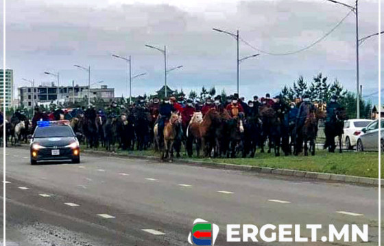 Уяачид морьтой жагсаж байна