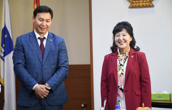 Д.САРАНГЭРЭЛ: Т.Мөнхсайхан миний ачаар дөрвөн сар дотооддоо халдвар алдаагүй. “Ковид-19”-ийг 10 сар “барьж” вакцинтай ойртуулсан гавьяа та нарынх биш шүү