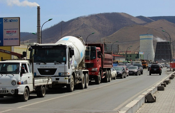 Том оврын автомашин осолдож, жолооч нь амиа алджээ