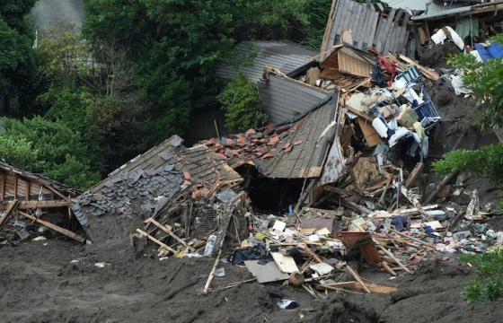 Хөрсний нуралтын улмаас долоон хүн амиа алдаж, 130 барилга, байгууламж сүйдэв