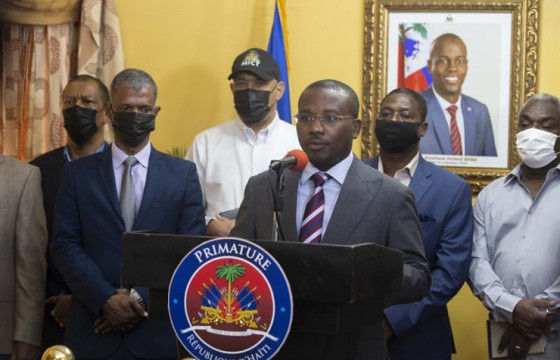 Хаити Улсын сенатын дарга Жозеф Ламбер түр Ерөнхийлөгчийн алба хашна