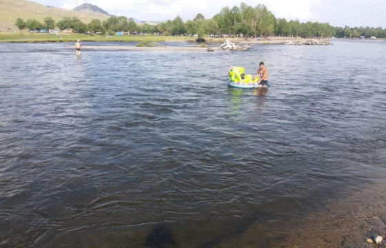  Хийлдэг тоглоомтой голд урссан хүүхдийг осолдохоос аварчээ