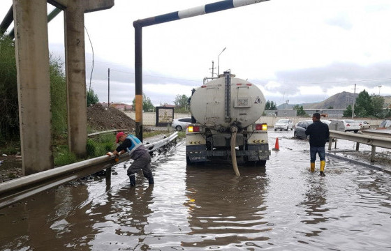 Геодези, Усны барилга байгууламжийн газар үерт автсан автозамын усыг соруулж байна