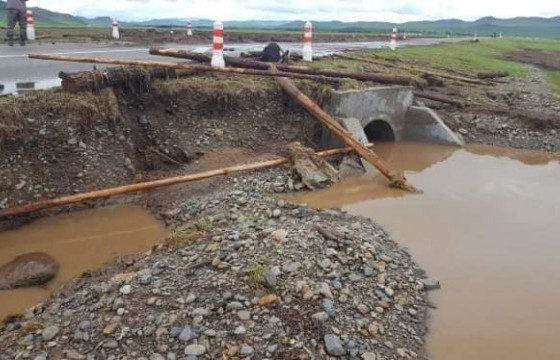 Аадар борооны улмаас Тамирын голын гүүр усанд автаж, орох, гарах хөдөлгөөнийг хязгаарлажээ