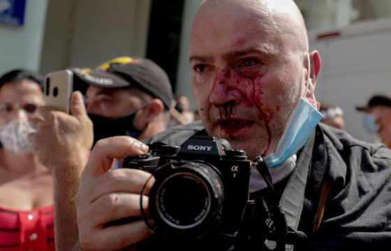 Куба Улсын иргэд Засгийн газраа эсэргүүцэн жагсаж байна