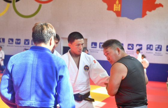 Ерөнхийлөгч асан Х.Баттулга жүдо бөхийн шигшээ багийн бэлтгэл дээр очжээ