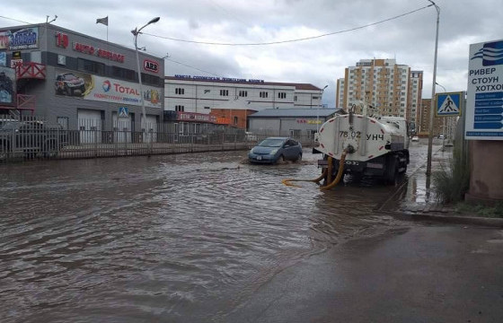 Орон сууц нийтийн аж ахуйн удирдах газраас зам дээр тогтсон 110 тонн усыг цэвэрлэжээ