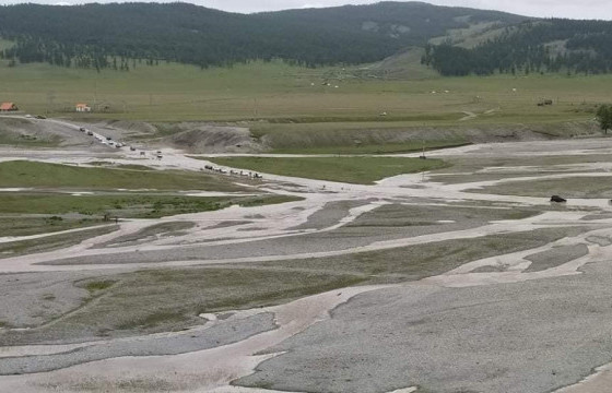 Хөвсгөл аймгийн Хатгал сум руу явах замд үер бууж, зорчих боломжгүй болжээ