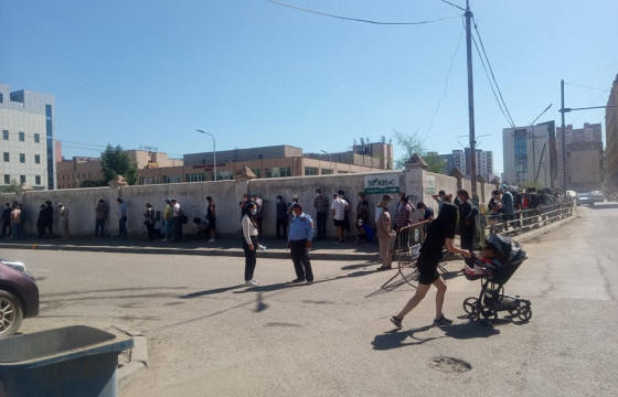 ШУУД: Иргэд ХӨСҮТ-д PCR шинжилгээ өгөхөөр урт дараалалд зогсож байна