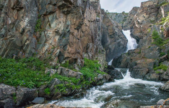 Бага түргэний хүрхрээн дээрээс ус руу унасан 35 настай эрэгтэйг хайх эрлийн ажиллагааг зогсоожээ