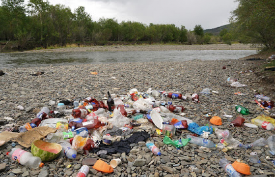 Монголчууд усаа дагаж, аялдаг