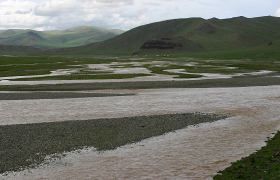 Вакцин хийлгээд буцаж явсан 32 хүн усанд гацсаныг аварчээ