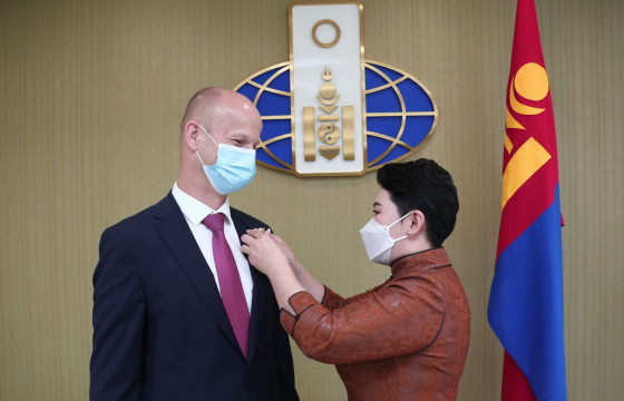 НҮБ-ын Хүүхдийн сангийн Монгол Улс дахь суурин төлөөлөгч Алекс Хайкенсийг Алтан гадас одонгоор шагналаа