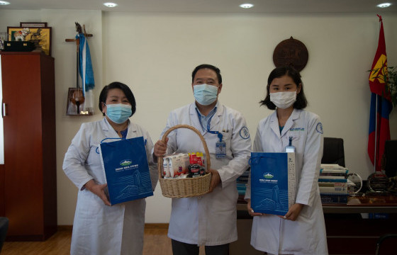 Халдвартай тэмцэж буй эмч, эмнэлгийн ажилтнууд болон ээжүүдэд дархлаа дэмжих багц бэлэглэжээ