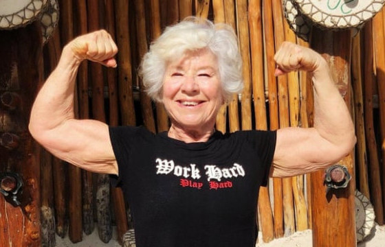 Хүндийг өргөлтийн спортоор хичээллэдэг 71 настай эмэгтэй