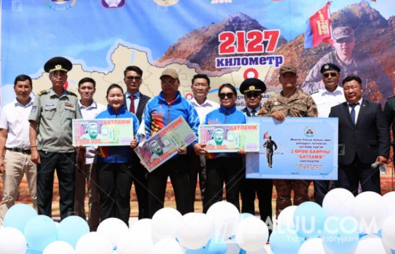 Ховд аймгийн удирдлагууд Э.Даваажамцад хоёр өрөө байр бэлэглэлээ