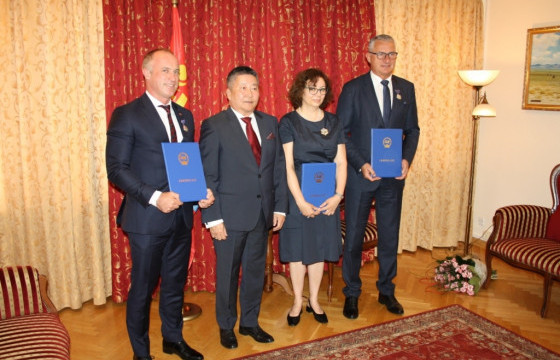 Польшийн гурван иргэнд медаль олгов