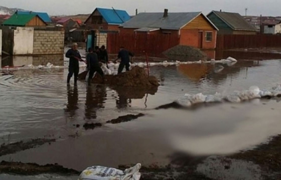 Ховд аймгийн Цэцэг сумын 18 айл, 10 хүнсний дэлгүүр усанд автжээ