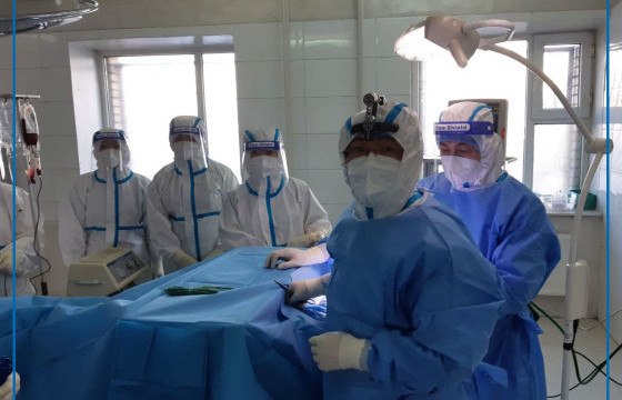 ГССҮТ-ийн эмч нар улаан бүсэд орж, тархины мэс засал хийжээ