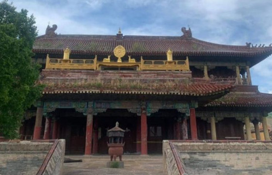 “Амарбаясгалант” хийдийн цогчин дуганыг засварлаж байна