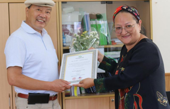 Тархины үхэлтэй донорын үйл ажиллагааг өөрийн улсдаа нутагшуулсан хүний гавьяат эмч П.Батчулууныг шагналаа