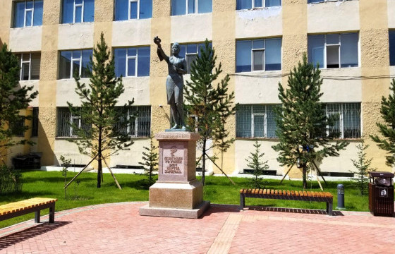 АШУҮИС-ийн төв байрны гадна авто зогсоолыг буулгаж, ногоон байгууламж байгуулжээ