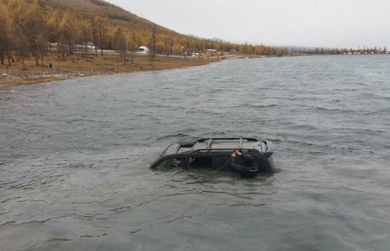 Согтуу жолооч нуурын усанд машинтайгаа живж, амиа алджээ