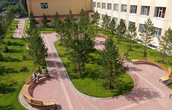 АШУҮИС-ийн гадна талбайд бичил цэцэрлэгт хүрээлэн байгуулжээ