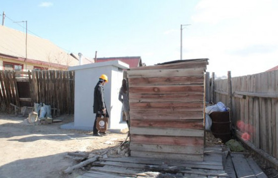 Нүхэн жорлонд унасан 75 настай иргэнийг эсэн мэнд гаргажээ