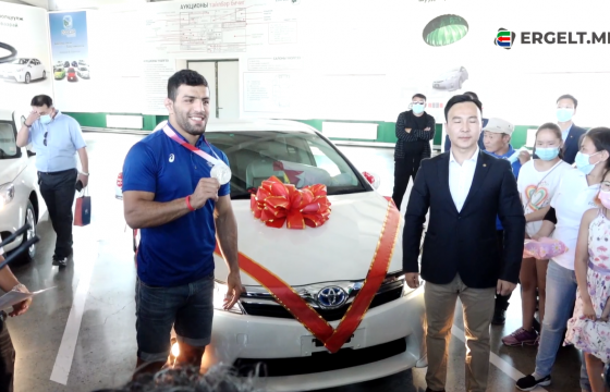 Саид Моллай мөнгөн медалиа бэлгэдэж, цагаан өнгийн “Саи” автомашин сонголоо