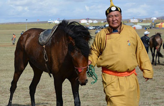 Дорнод аймагт болсон сонгомол дээд насны морины уралдаанд Тод манлай уяач С.Лувсанбалдангийн луу халтар түрүүллээ