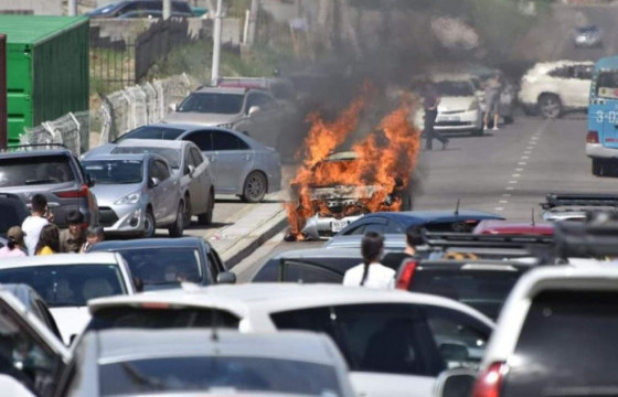 Чингэлтэй дүүрэгт автомашин шатжээ