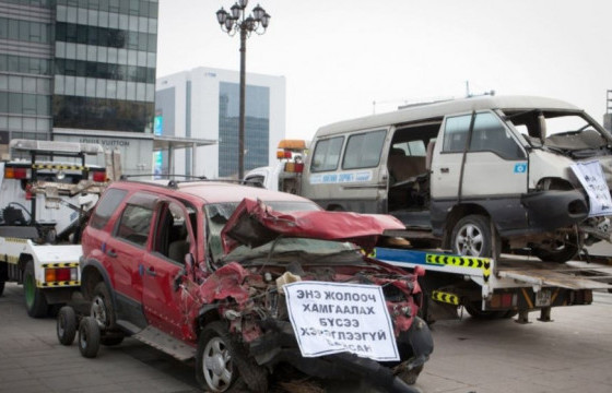 Явган хүний гарцаар гарч байсан хоёр иргэн автомашинд дайруулжээ
