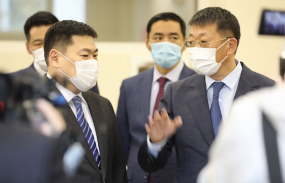 Ерөнхий сайд Л.Оюун-Эрдэнэ хичээлийн шинэ жилийн бэлтгэл ажилтай танилцаж байна