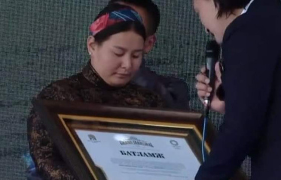 МУГТ М.Анхцэцэгт гурван өрөө байр бэлэглэжээ