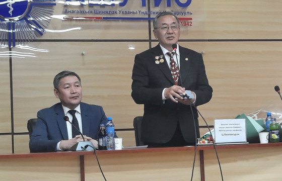 Анхдагчид Ардын багш Ц.Лхагвасүрэндээ хүндэтгэл үзүүллээ