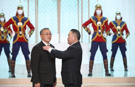 Булганчууд ардын багш Ц.Лхагвасүрэнд хүндэтгэл үзүүллээ