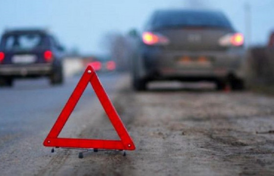 Автомашины бүхээгт хавчуулагдсан иргэнийг аварчээ