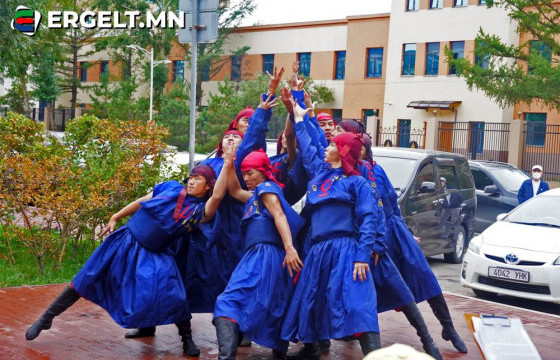 Өглөөний гудам дахь дээлтэй монголчууд