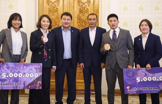 М.Уранцэцэг, Ц.Цогтбаатар нарт гурван өрөө байр бэлэглэжээ